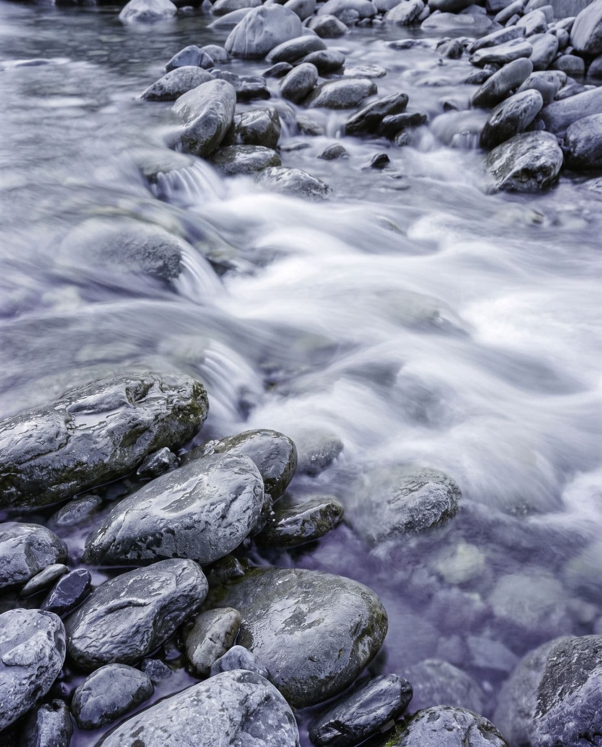 Klares Wasser fliesst über Steine